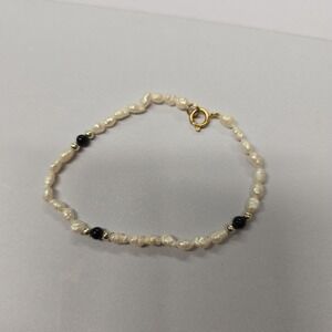 Freshwater Pearl and Black Bead Bracelet - Gold Clasp